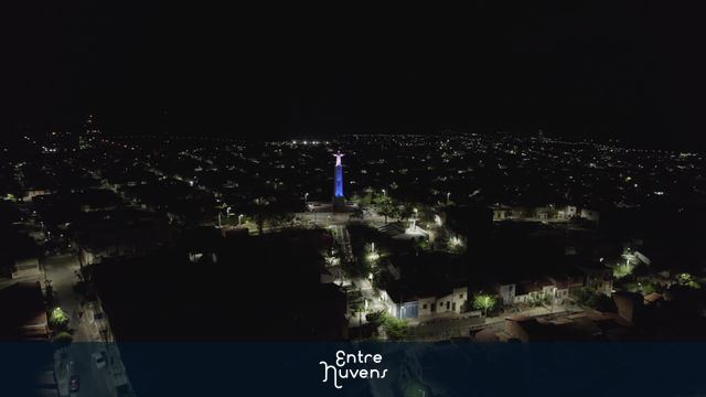 Cristo iluminado domina a paisagem noturna — vídeo aéreo de Sobral