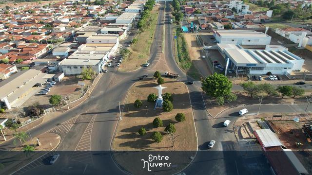 Cristo na entrada da cidade — vídeo aéreo de Ibitinga