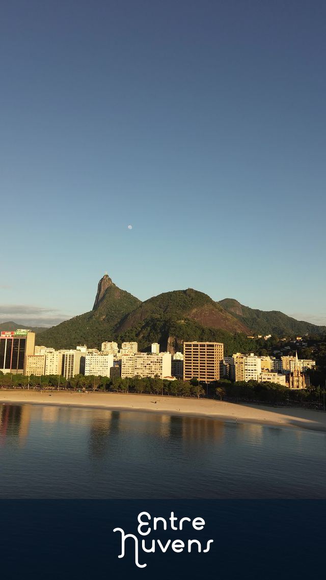 Cristo redentor com a lua se pondo 