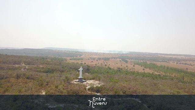 Cristo Redentor do Pantanal ao fundo a queimada — vídeo aéreo de Coxim