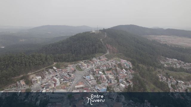 Cristo Redentor no topo da Serra urbanizada — vídeo aéreo de Caieiras