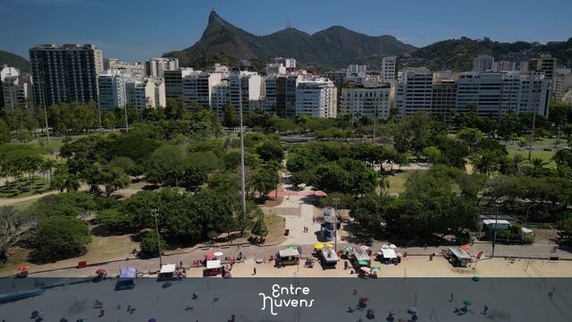 Cristo Redentor visto da Praia do Flamengo — vídeo aéreo de Rio de Janeiro