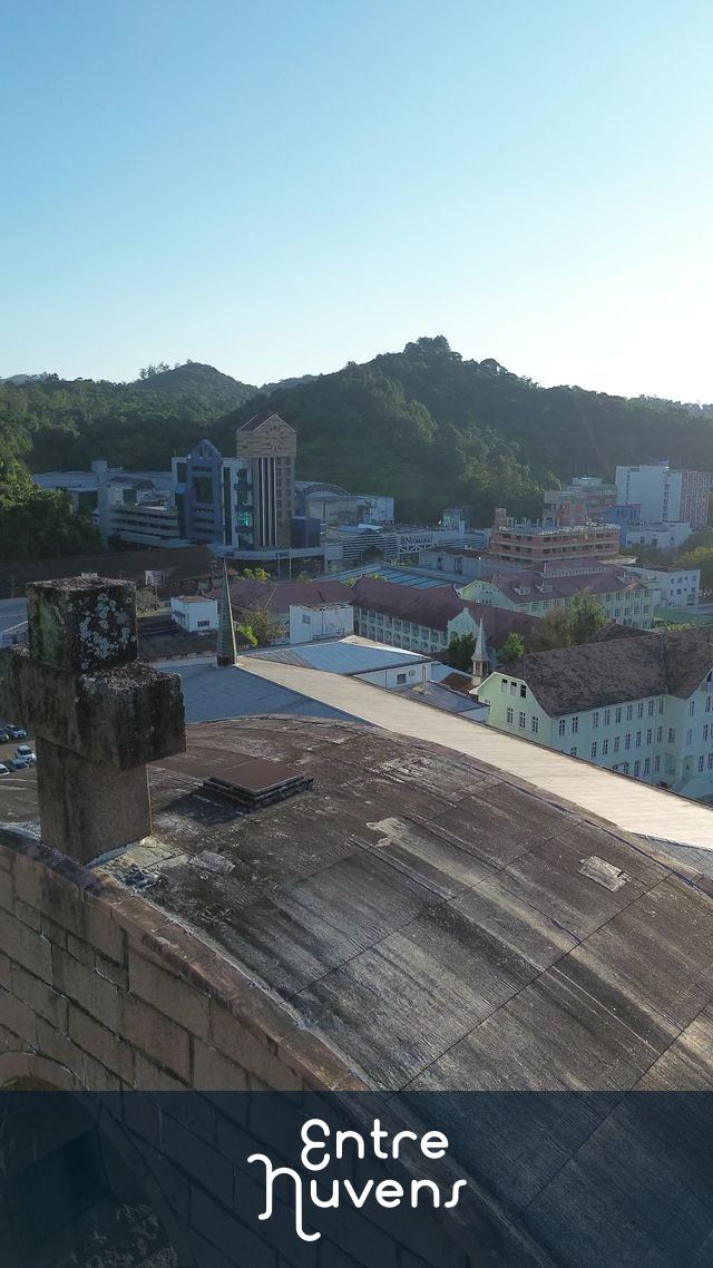 Cruz antiga sobre a cidade e montanhas (Sem edição) — vídeo aéreo de Blumenau