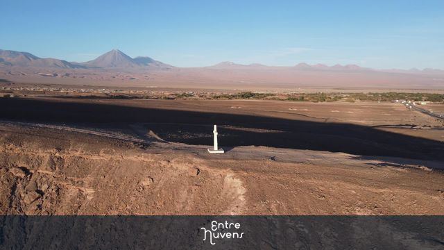 Cruz solitária no deserto de Atacama
