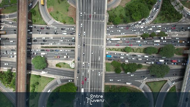 cruzamento com transito intenso