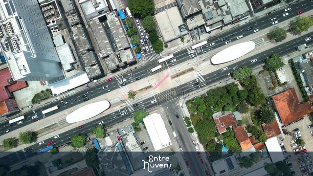 Cruzamento movimentado em Belém com estações de ônibus