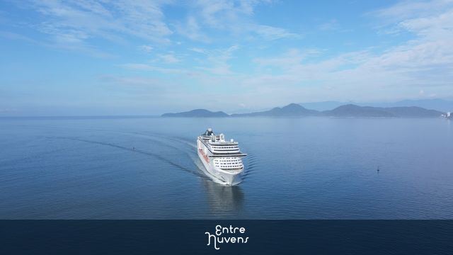 Cruzeiro navegando em mar azul cristalino