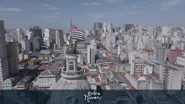 Cúpula icônica e bandeira no centro de SP