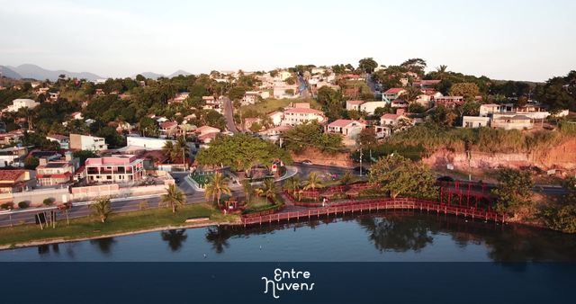 Deck de Araçatiba na Lagoa de Maricá com o centro da cidade ao fundo