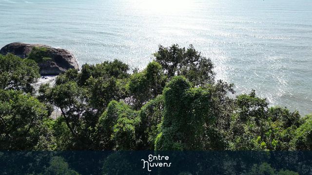 descobrindo o mar — vídeo aéreo de Peruíbe