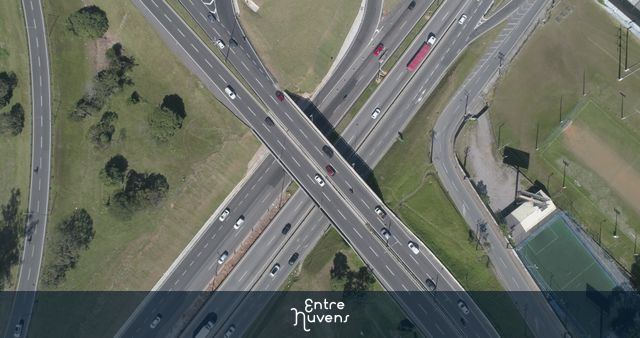 Detalhe de instersecção da rodovia BR 101 movimentada com trânsito de carros e caminhões.