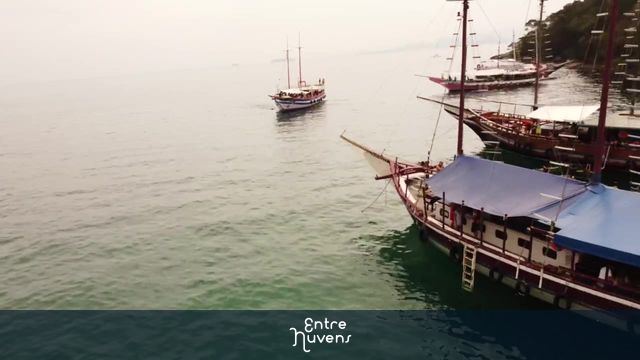 Dia maravilhoso de Dentro do barco  — vídeo aéreo de Angra dos Reis