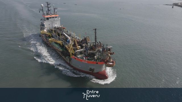 Draga navegando em mar aberto