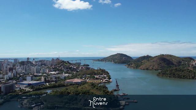 Drone ganhando altitude sobre a baía de Vitória com vista para a Terceira Ponte