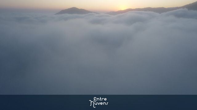 Drone rompendo as nuvens 
