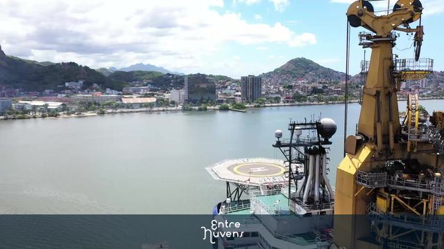 Drone sobrevoando Navio no porto de Vila velha com vista para Vitória.
