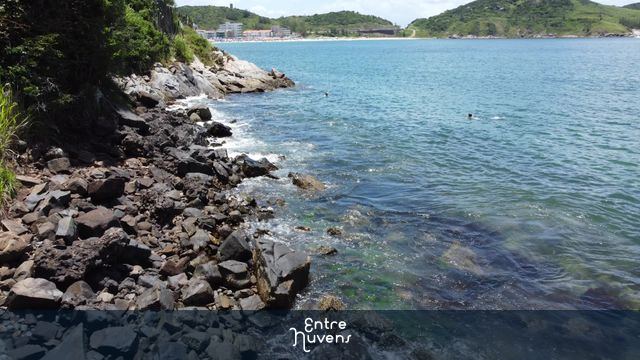 Drone sobrevoando pedras no mar