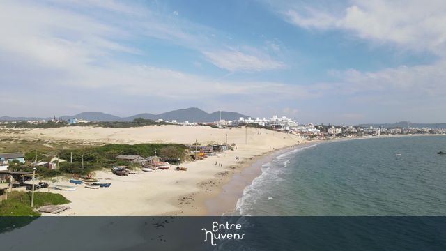 Dunas e mar em harmonia na orla urbana em Florianópolis