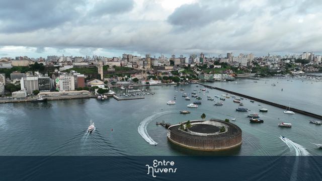 E nesse dia branco... se branco ele for... — vídeo aéreo de Salvador