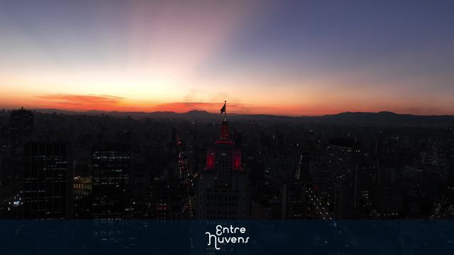 Edifício Altino Arantes ao entardecer