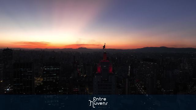 Edifício Altino Arantes ao entardecer