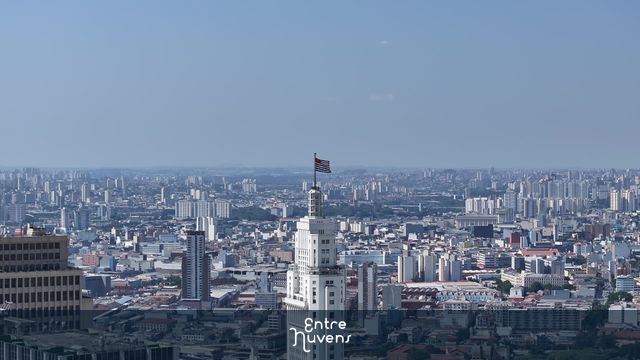 Edifício Altino Arantes domina São Paulo com bandeira do estado 