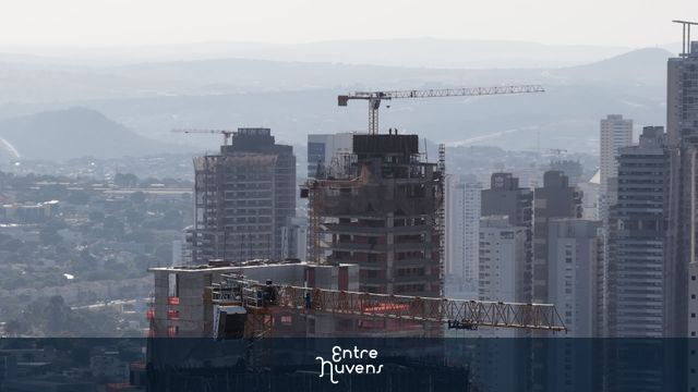 Edifício em construção domina o skyline