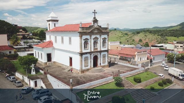 Efeito grua em descida e low angle ao final, igreja antiga em Carmo-RJ