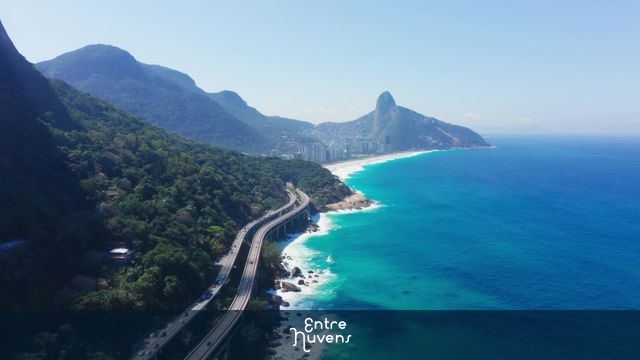 Elevado do Joá em um dia de sol com São Conrado e o Morro Dois Irmãos ao fundo
