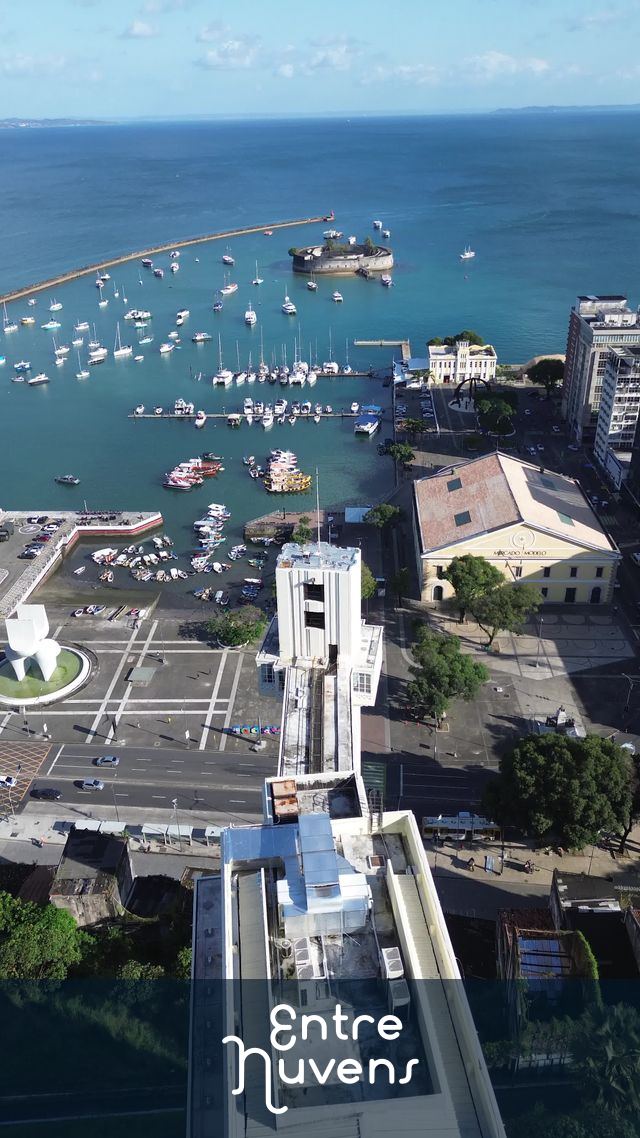 Elevador Lacerda e Baía de Todos-os-Santos