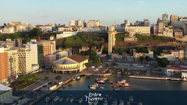 Elevador Lacerda e Mercado Modelo ao entardecer — vídeo aéreo de Salvador