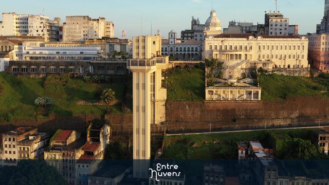 Elevador Lacerda em destaque no Centro Histórico — vídeo aéreo de Salvador