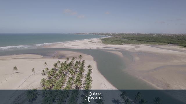 Encontro do rio com o mar em praia paradisíaca do ceará