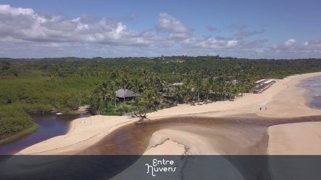 Encontro do Rio com o Mar em Trancoso: Paraíso Baiano visto de cima — vídeo aéreo de Porto Seguro