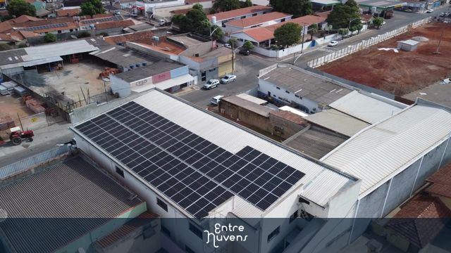 Energia solar  — vídeo aéreo de Edealina