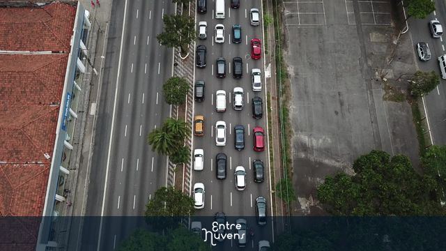 Engarrafamento em avenida movimentada