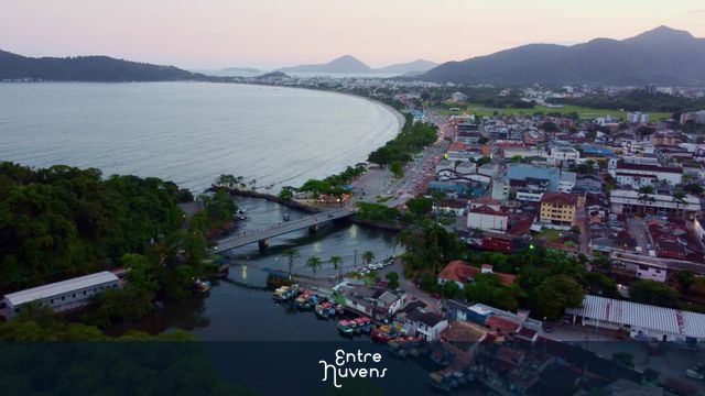 Entardecer passando pela praia do centro em Ubatuba em 4k