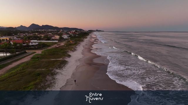 entardecer praia vazia e ondas — vídeo aéreo de Guaratuba