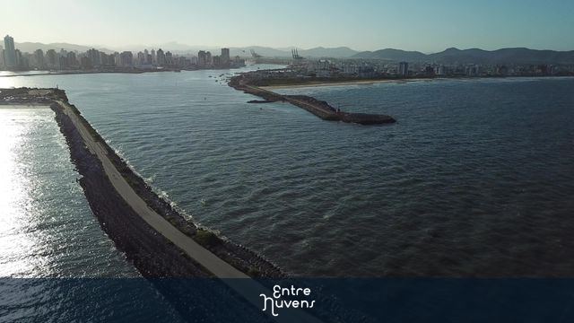 Entrada da boca da barra de Itajaí, Santa Catarina, helicóptero passando.