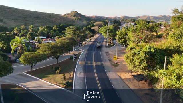 Entrada da cidade de Periquito com o mascote