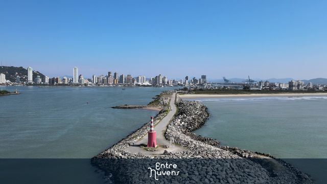 Entrada dos molhes de Navegantes/SC com farol e rio Itajaí-Açu ao fundo