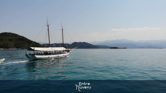 Escuna no Mar — vídeo aéreo de Paraty
