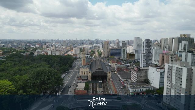 Estação da Luz em destaque no centro urbano — vídeo aéreo de São Paulo