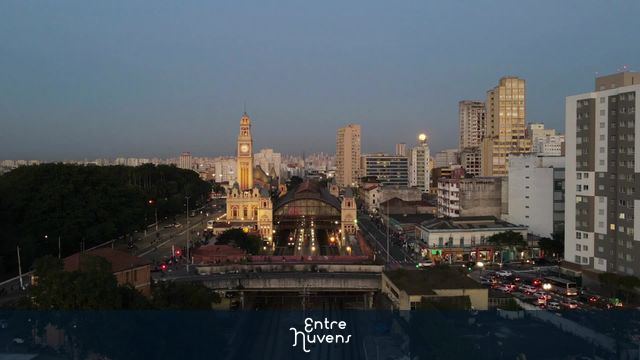 Estação da Luz iluminada ao entardecer