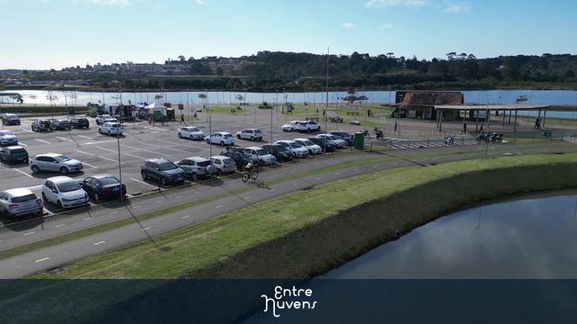 Estacionamento à beira de lago com ciclovia CICLISTA DRONE