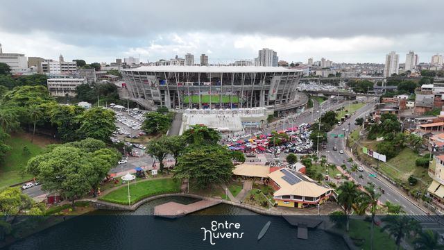 ESTADIO ARENA FONTE NOVA EM DIA DE JOGO — vídeo aéreo de Salvador