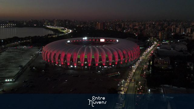 Estádio Beira Rio  iluminado ao entardecer em Porto Alegre