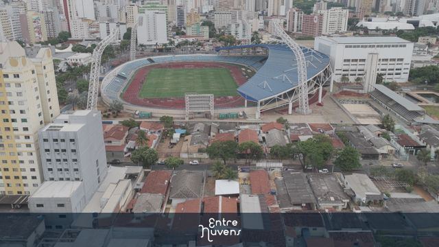 Estádio destacado no coração urbano — vídeo aéreo de Goiânia