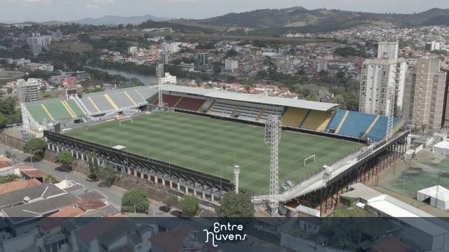 Estádio Nabi Abi Chedid, pertencente ao Red Bull Bragantino, clube de futebol, cercado por cidade e montanhas — vídeo aéreo de Bragança Paulista