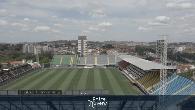 Estádio Nabi Abi Chedid, vazio em dia claro na cidade — vídeo aéreo de Bragança Paulista